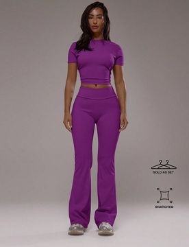 Conjunto de camiseta activa y pantalones de yoga para entrenamiento, gimnasio, pilates, fitness y uso diario casual de cuarzo ahumado para verano