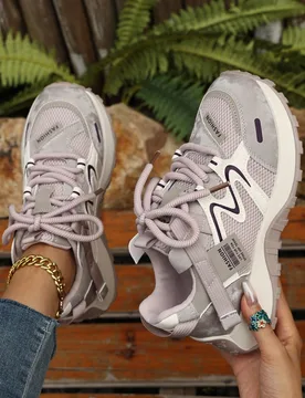 Par de zapatillas deportivas de suela gruesa con aumento de altura, fondo suave con amortiguación de aire, con cordones, para correr, casuales y de e - Shein - FashionsVida