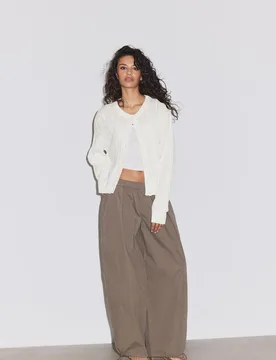 Strickjacke mit Zopfmuster und Knöpfen Ecru L - Stradivarius - FashionsVida
