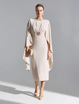 Vestido corto con falda recta y mangas ángel y aplique de cristal al tono - Sonia Peña - FashionsVida