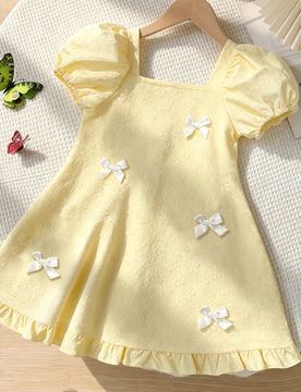 Vestido amarillo con textura floral dulce para niñas, cuello cuadrado, mangas abullonadas, decorado con aplique de lazo blanco y dobladillo con volan