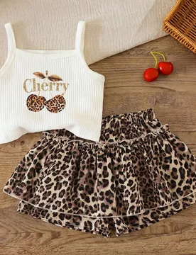 Conjunto de 2 piezas para niña: Top de tirantes con estampado de fresa en unicolor y shorts con estampado a rayas de fresa - Shein - FashionsVida