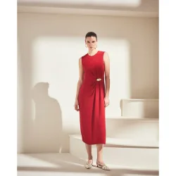 Vestido liso sin mangas con broche en cintura