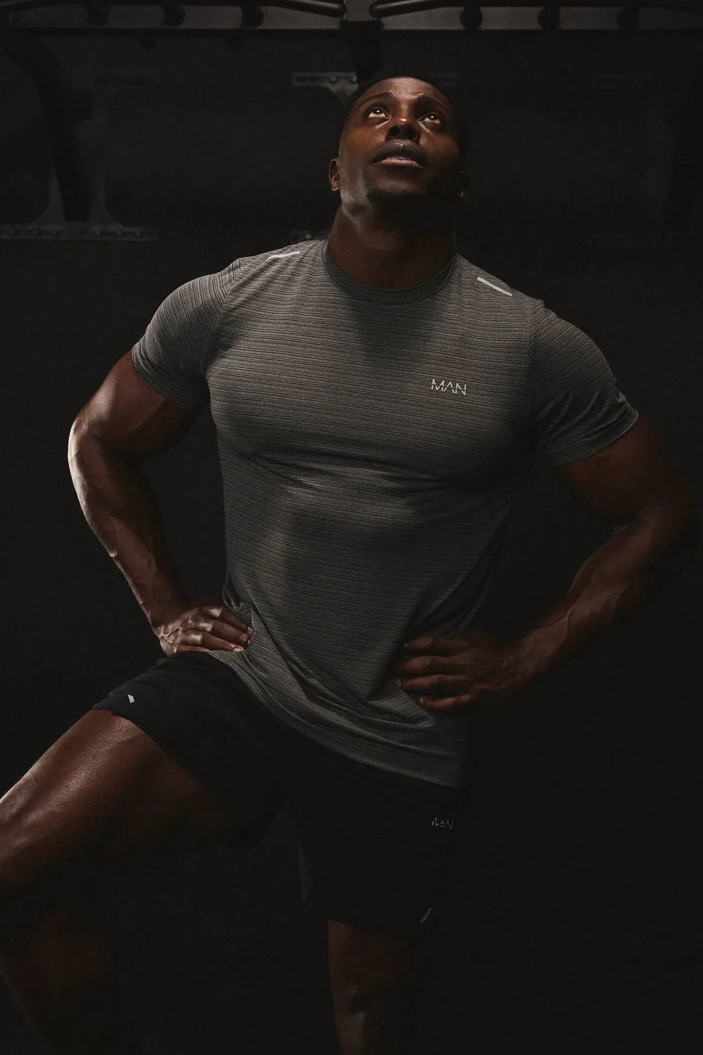 Herren Herren Active Engineered Performance Regular Fit T-Shirt Charcoal Größe XL - boohooMAN - FashionsVida