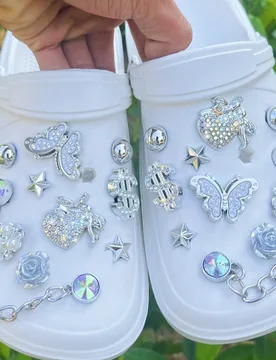 Piezas Decoración de zapatos para el jardín con cadena de mariposas de cristal de Rhin plateado, broches de zapatos desmontables para zapatos huecos - Shein - FashionsVida