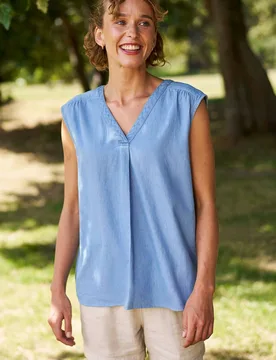 Women's 'Tuscan' Lightweight Breathable 100% Cotton Sleeveless Chambray Shirt in Light Blue Size: 16 - Light Blue - Size: 16 - Mountain Warehouse - FashionsVida