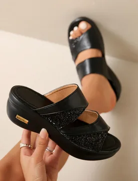 Sandalias de mujer con abertura en los dedos, nuevas de verano, cómodas y casuales para exteriores, con decoración brillante, cuña negra y suela gr - Shein - FashionsVida