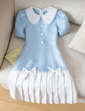 Vestido de niña preadolescente con tela de tweed, parches, cuello Peter Pan blanco y dobladillo de falda plisada, decorado con grandes botones de set