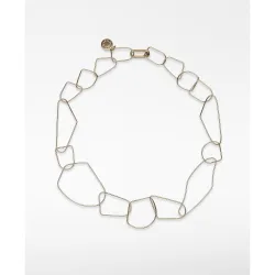 Collar con eslabones irregulares