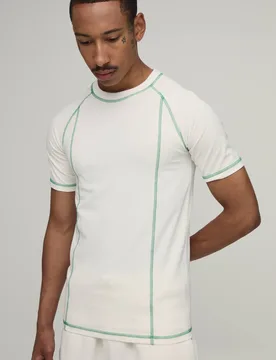 Herren Muskelbetontes T-Shirt Mit Kontrastnähten Und Raglanärmeln White Größe Small - boohooMAN - FashionsVida