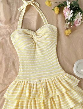 Vestido con cuello halter a rayas amarillas y textura para niña preadolescente & Tela plisada vertical + Diseño de cuello halter y hombros descubier
