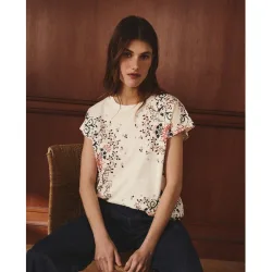 Camiseta de mujer con cuello caja y estampado posicional