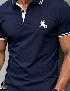 Camisa polo para hombre de uso exterior, azul marino, de verano, de vestir informal, encanto de hombre maduro, diseño estampado, estampado de caballo - Shein - FashionsVida