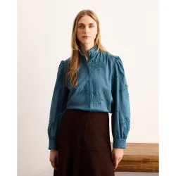 Blusa de mujer con manga larga y flor en relieve