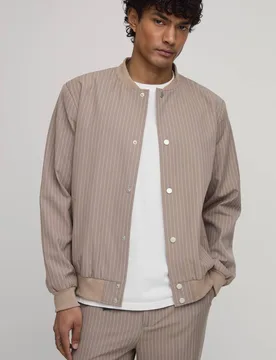 Herren Taillierte Normal Geschnittene Gestreifte Bomberjacke Koordinaten-Jacke Taupe Größe XS - boohooMAN - FashionsVida