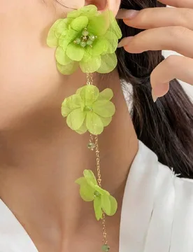 Par de pendientes largos de flor de tela color verde, adecuados para uso diario - Shein - FashionsVida