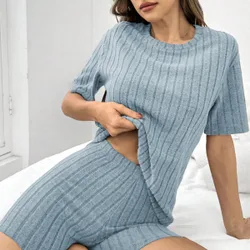 Conjunto de pijama informal de mujer con top de manga corta de cuello redondo holgado de punto acanalado y pantalones cortos en unicolor
