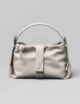 Borsa grigio perla piccola in pelle martellata con fibbia logo smaltata tono su tono - Visonà - FashionsVida