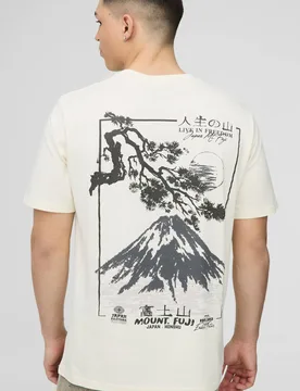 Herren Regular Fit Mountain Grafik T-Shirt Ecru Größe XS - boohooMAN - FashionsVida