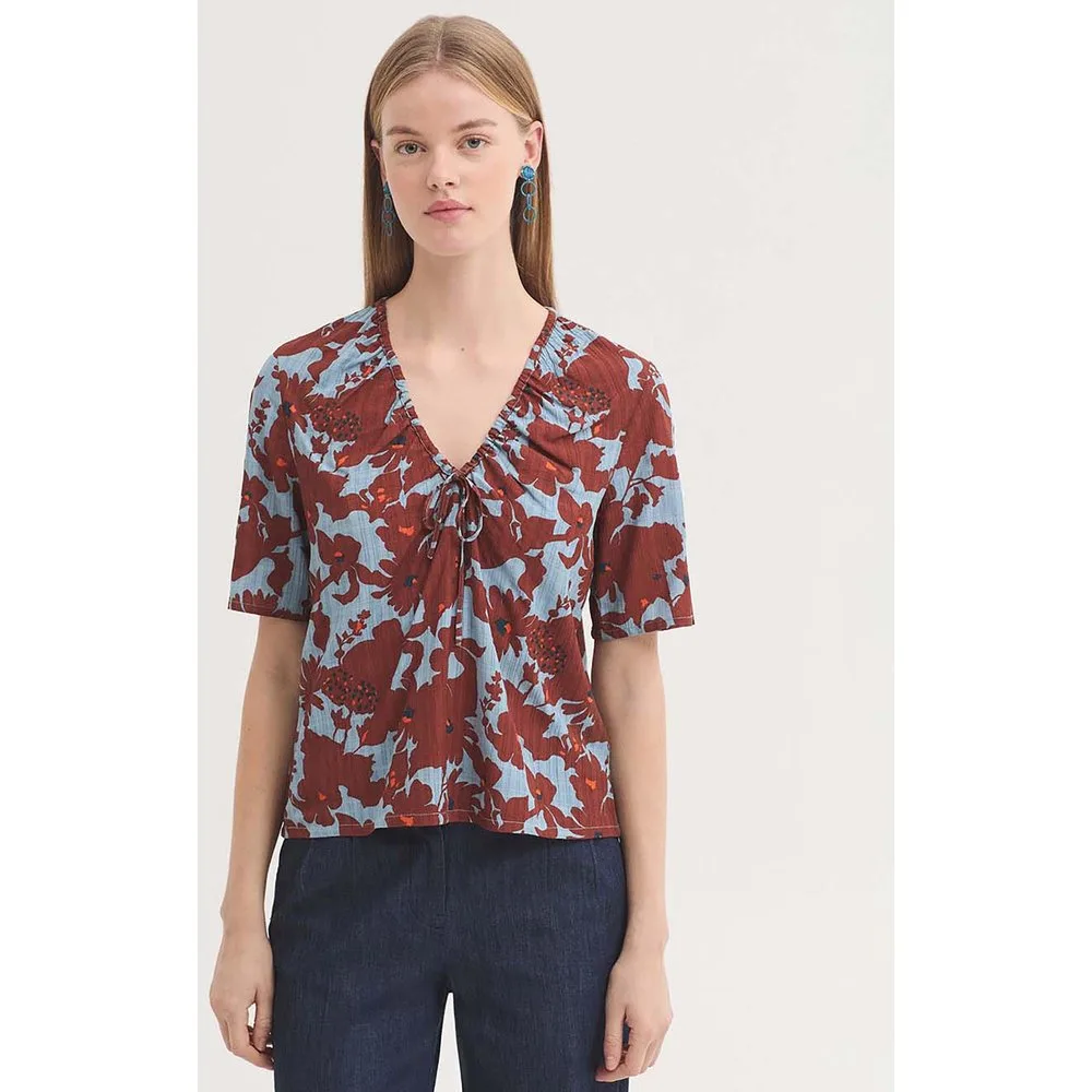 Top de mujer con estampado de flores y escote de pico - Nice Things - FashionsVida