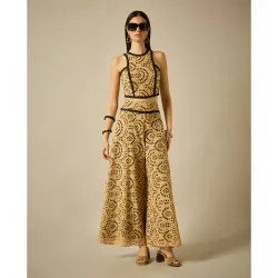 Conjunto de top con escote halter y pantalones anchos con adornos de pasamanería