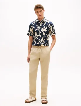 Pantalón de caballero elaborado en mezcla de lino fit tapered Harlem - Tommy Hilfiger - FashionsVida