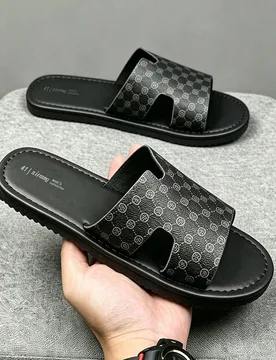Sandalias de cuero PU con estampado geométrico de lujo para hombres, suela gruesa suave y antideslizante, chanclas planas con punta abierta y transpi - Shein - FashionsVida