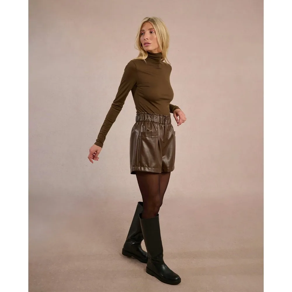 Short de mujer efecto cuero con bolsillos - Molly Bracken - FashionsVida