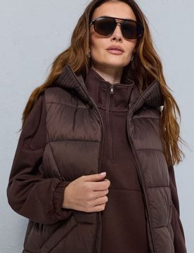 Gilet lungo trapuntato con cappuccio - marrone dorato