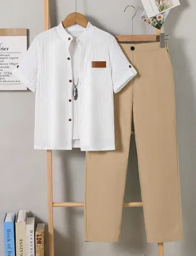 Camisa de manga corta con cuello y rayas texturizadas en blanco + pantalones casuales verdes para niños mayores, adecuado para uso diario, actividade - Shein - FashionsVida