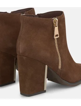Botines básicos de mujer con tacón con detalle metálico y cierre con cremallera - Alma en Pena - FashionsVida