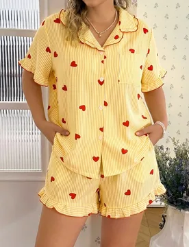 Conjunto de pijama de talla grande con estampado de corazones rosas, cuello con volantes, botones y manga corta con pantalones cortos - Shein - FashionsVida