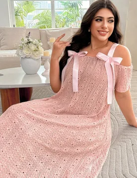 Camisón de mujer talla grande con estampado de jacquard, tirantes de lazo y hombros descubiertos de manga corta - Shein - FashionsVida