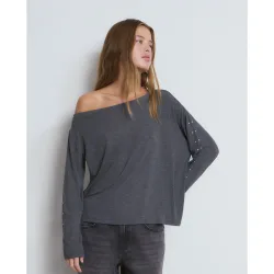 Camiseta de mujer asimétrica con tachas