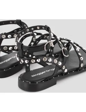 Sandalias romanas de mujer planas con tachuelas - Blogger - FashionsVida