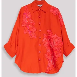 Camisa de mujer amplia con aplicaciones decorativas