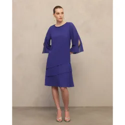 Vestido corto multicapas de manga corta con pedrería