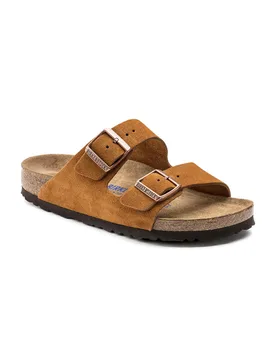 Sandalo Arizona in pelle scamosciata color caramello con doppia fascetta e fibbie in metallo - Birkenstock - FashionsVida