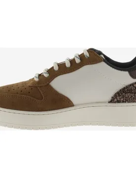 Zapatillas deportivas de mujer con piezas de serraje y pieza trasera de glitter - Victoria - FashionsVida