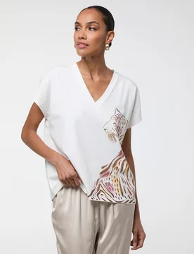 Camiseta de mujer con escote de pico y detalle cara tigre - Lola Casademunt - FashionsVida