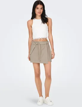 Falda pantalón corta con botón y cinturón - Only - FashionsVida