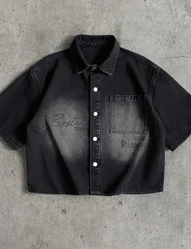 Camisa negra de talla grande para hombre con estampado de letras, top de mezclilla de manga corta y ajuste holgado, estilo streetwear, para vacaciones - Shein - FashionsVida