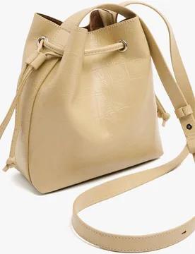 Bandolera de mujer estilo bombonera con cierre fruncido en liso - Parfois - FashionsVida