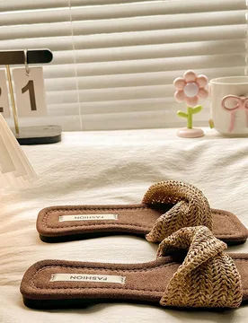 Sandalias planas para mujer, sandalias de una sola correa tejida transpirable con punta cuadrada, estilo retro marrón, sandalias de playa y vacacione - Shein - FashionsVida
