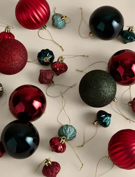 Pack Mix Shatterproof Baubles Red Mix - M&S - FashionsVida