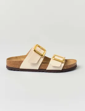 Sandalo Sydney avorio perlato con doppia fascetta e fibbie dorate arrotondata - Birkenstock - FashionsVida