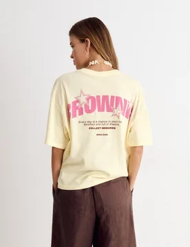 Camiseta de mujer con logo y estrellas - Brownie - FashionsVida