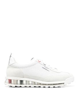 Scarpe da ginnastica con suola dettagliata