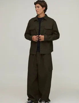 Herren Übergroßes Hemd & Fallschirm-Cargohose Set Khaki Größe Medium - boohooMAN - FashionsVida