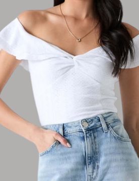 Top Bianco Scollo Barca Sangallo e Volant Elegante